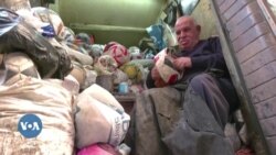 Mostafa, 68 ans, fabricant et réparateur de ballons de football