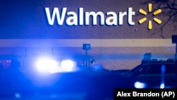 Des éléments des forces de l'ordre à l'entrée d'un magasin Walmart à Chesapeake, dans l'État américain de Virginie, mercredi 23 novembre 2022.