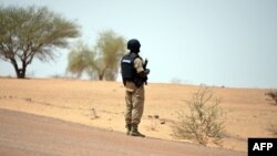 Le Burkina Faso est confronté depuis 2015 aux attaques de groupes jihadistes liés à Al-Qaïda et à l'Etat islamique. 