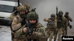 رزمایش نیروهای نظامی، امنیتی و گارد ملی اوکراین در نزدیکی مرز با بلاروس. ۲۱ دی ۱۴۰۱. رویترز