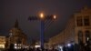 Warga berdiri di dekat sebuah menorah raksasa dalam perayaan Hanukkah di alun-alun Kota Kyiv, Ukraina, pada 18 Desember 2022. (Foto: Reuters/Valentyn Ogirenko)