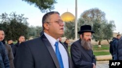 Menteri Israel dan ketua partai Kekuatan Yahudi Itamar Ben-Gvir (Tengah) berjalan melalui halaman kompleks masjid Al-Aqsa Yerusalem, yang dikenal oleh orang Yahudi sebagai Temple Mount, 3 Januari 2023. (Pengurus Temple Mount) / AFP) 