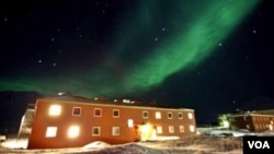 A photo of polar lights in the sky above China's Yellow River Station research building in Ny-Alesund, Norway, as published by Chinese state news agency Xinhua. The image is dated March 10, 2008, but VOA could not verify its authenticity.