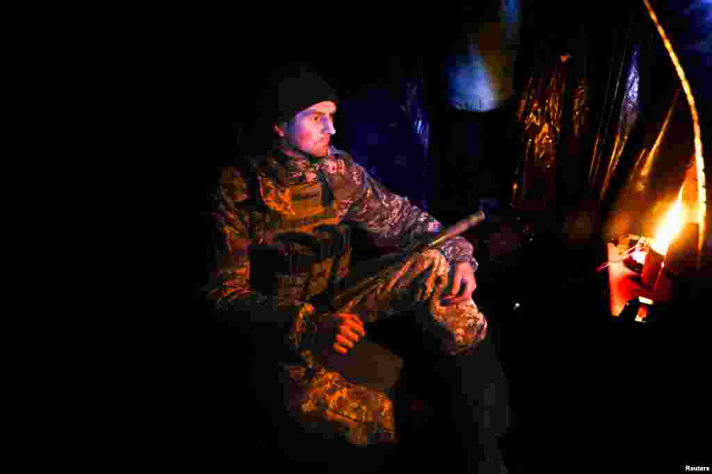 35 წლის პეტრო უკრაინელი ჯარისკაცია. ის ამჟამად დონბასში იმყოფება. ფოტო 29 ნოემბერს სააგენტო &quot;როიტერმა&quot; გადაიღო.&nbsp;