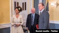 از راست به چپ: سناتور پت تومی، سناتور بن کاردین، مسیح علینژاد