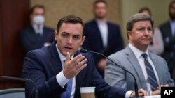  마이크 갤러거(왼쪽) 미 하원 미∙중 전략경쟁특별위원장 (자료사진)