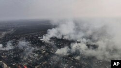 moshi mwingi waonekana baada ya mashambulizi ya Russia katika vitongoji vya mji wa Bakhmut, Ukraine, Disemba 27, 2022. Picha ya AP