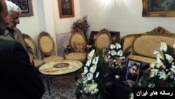 دیدار سعید جلیلی، عضو مجمع تشخیص مصلحت نظام، با خانواده محمدامین جبلی، دانشجوی پزشکی دانشگاه تورنتو و برادرزاده پیمان جبلی رئیس سازمان صدا و سیمای جمهوری اسلامی. محمدامین جبلی در سرنگونی هواپیمای اوکراینی با شلیک موشک‌های سپاه کشته شد.