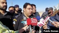 Deputy Inspector General of Police, Ghulam Afzer Mehser talking to reporters near the blast site in Quett, Nov 30, 2022.