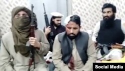 Puluhan militan meyandera penjaga keamanan di penjara kota Bannu, Pakistan, Minggu (18/12) (foto: dok). 