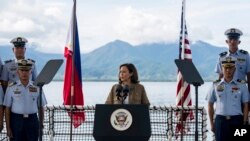 Wakil Presiden Kamala Harris memberikan sambutan di kapal Penjaga Pantai Filipina Teresa Magbanua di Pelabuhan Puerto Princesa, Filipina, Selasa, 22 November 2022 (Haiyun Jiang/The New York Times via AP)