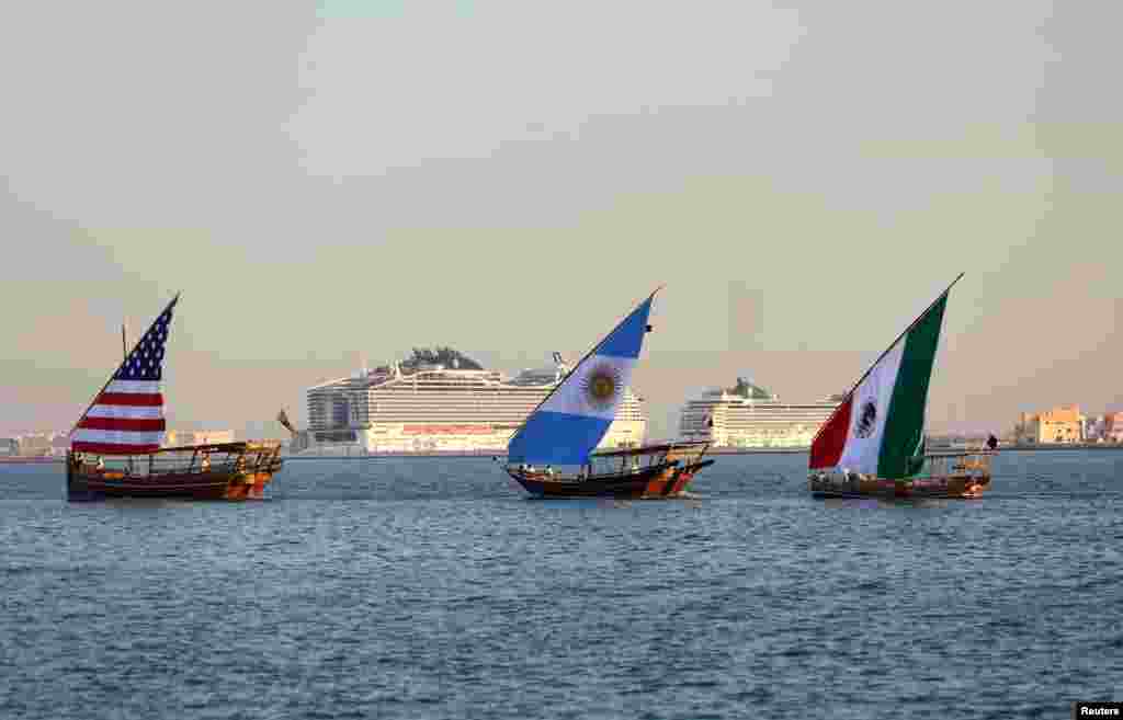 قایق&zwnj;های با پرچم های ایالات متحده، ارجنتاین و مکسیکو در سواحل دوحه برای تشویق تیم&zwnj;های فوتبال گردش می&zwnj;کنند.