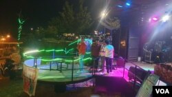 Idham Chaliq penyintas HIV saat memberikan testimoni di atas panggung dalam peringatan Hari AIDS Sedunia di Kota Palu, Kamis (1 Desember 2022) (Foto : VOA/Yoanes Litha)