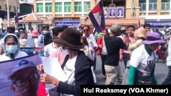 អ្នកតវ៉ាមកដល់​សាលាដំបូងរាជធានី​ភ្នំពេញ​ ថ្ងៃទី​៣០​ ខែធ្នូ​ ឆ្នាំ​២០២២។ (ហ៊ុល រស្មី/វីអូអេ)