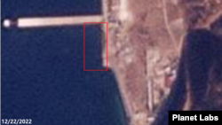 북한 금강산 관광지구 고성항 내 해금강 호텔 하층 지지부위가 떠 있던 자리(사각형 안)가 비어 있다. 사진=Planet Labs