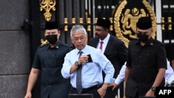 Raja Malaysia Sultan Abdullah Sultan Ahmad Shah berjalan saat dia bertemu anggota media di luar Istana Nasional di Kuala Lumpur, 21 November 2022. 