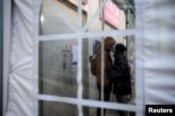 上海一对情侣在一所医院的发热门诊里亲吻。（2022年12月23日）