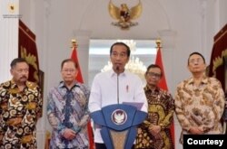 Presiden Joko Widodo menerima Laporan Tim Penyelesaian Non-Yudisial Pelanggaran Hak Asasi Manusia yang Berat Masa Lalu (PPHAM), di Istana Merdeka, Jakarta, Rabu (11/01/2023) pagi. Foto: Humas Setkab/Agung
