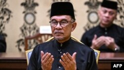 Pemerintahan Malaysia di bawah PM baru Anwar Ibrahim dibayangi oleh perpecahan tajam di antara mitra koalisi. 