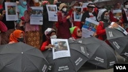 Masyarakat mendesak segera diundangkannya RUU Perlindungan Pekerja Rumah Tangga (RUU PPRT) menjadi UU. (Foto: VOA/Indra Yoga)