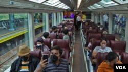 Suasana di dalam Kereta Panoramic yang sedang menaikkan penumpang di Stasiun Gambir, Jakarta. (VOA/Indra Yoga) 
