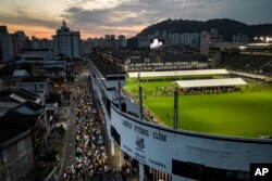 Warga tampak mengantre untuk memberikan penghormatan terakhir kepada Pele pada 2 Januari 2023. (Foto: AP)