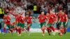 Para pemain Maroko merayakan kemenangan lewat adu penalti pada pertandingan sepak bola babak 16 besar Piala Dunia melawan Spanyol, di Stadion Education City di Al Rayyan, Qatar, Selasa, 6 Desember 2022.