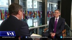 Intervistë me këshilltarin e DASH, Derek Chollet, para vizitës në Kosovë dhe Serbi