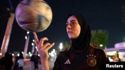 Maymi Asgari, perempuan keturunan Iran dari Denmark, memiliki keterampilan sepakbola yang luar biasa (foto: dok). 