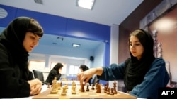 سارا خادم (راست) در مسابقاتی در تهران - ۲۰۱۶