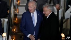 美国总统拜登抵达墨西哥，在机场受到墨西哥总统奥布拉多尔的迎接（2023年1月8日）