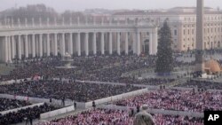 Malefu ya wa watu waliohudhuria mazishi ya Papa Benedict mjini Vatican, Jan. 5, 2023.