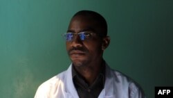 Le docteur Adal Daouda, médecin-chef du centre de santé d'Iferouane, pose pour un portrait dans son cabinet d'Iferouane, le 30 novembre 2022.