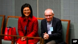 Profesor Sean Turnell dan istrinya Dr. Ha Vu mengahdiri sebuah acara di parlemen Australia di Canberra, pada 1 Desember 2022. (Foto: (Lukas Coch/AAP Image via AP)