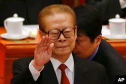 资料照：前中国领导人江泽民2012年11月8日在北京人大会堂出席18届党代会。