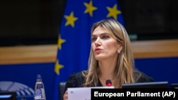 Politisi asal Yunani yang juga Wakil Presiden Parlemen Eropa, Eva Kaili, berbicara dalam acara penghargaan karya Buku Eropa yang digelar di Brussels, pada 7 Desember 2022. (Foto: European Parliament via AP)