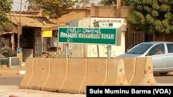 Yadda Wasu Suka Bata Allunan Sabon Titin Shugaba Buhari Da Jan Fenti a Birnin Yamai Na Jamhuriyar Nijar