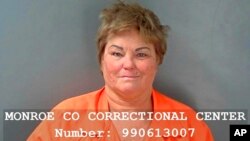 នៅ​ក្នុង​រូបថត​ដែល​ផ្ដល់​ឱ្យ​​ដោយ​ប៉ូលិស​ក្នុង​ទីក្រុង​ Bloomington រដ្ឋ Indiana បង្ហាញ​ពី​ជនឈ្មោះ Billie Davis ដែល​ត្រូវ​បាន​ចោទប្រកាន់ថា​បានចាក់​និស្សិត​ម្នាក់​នៅ​លើ​រថយន្ដ​ក្រុង កាល​ពី​ថ្ងៃទី ១១ ខែមករា ឆ្នាំ២០២៣។