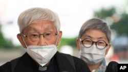 资料照 - 香港荣休主教陈日君（Cardinal Zen，前立者）2022年11月25日前往西九龙裁判法院领回自己旅行文件，从而可以短暂离港，前往梵蒂冈，参加荣休罗马天主教教宗本都十六世的葬礼。陈日君在西九龙裁判法院外回答记者提问。