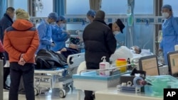 중국 수도 베이징의 한 병원에서 코로나 감염 환자들이 응급 치료를 받고 있다.(자료사진) 