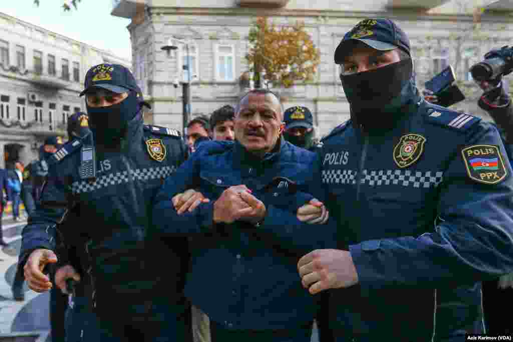 Dekabrın 23-də &ldquo;Müdafiə Xətti&rdquo; hüquq müdafiə təşkilatının çağırışı ilə çoxsaylı fəallar Bakıda Fəvvarələr meydanında insam hüquqları müdafiəçisi Bəxtiyar Hacıyevin azadlığa buraxılması tələbi ilə etiraz aksiyası keçirməyə cəhd edib.