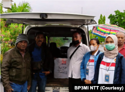 Petugas mendampingi keluarga Alexander Mara, PMI asal Kab. Sikka di bandara Frans Seda Maumere pada 28 Desember 2022, yang merupakan jenazah ke 106 tahun ini. (Foto: BP3MI NTT)