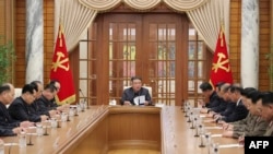Pemimpin Korea Utara Kim Jong Un (tengah) menghadiri pertemuan biro politik Partai Buruh Korea Utara di Pyongyang, pada 30 November 2022. (Foto: KCNA via KCS.AFP)