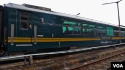 Kereta Panoramic yang dirangkaikan ke Kereta Taksaka Tambahan relasi Jakarta - Yogyakarta sedang dalam pengecekan sebelum berangkat di Depo Kereta Jakarta Kota. (VOA/Indra Yoga)