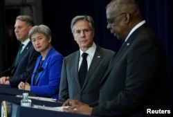 2022年12月6日澳大利亚副总理兼国防部长理查德·马勒斯(左一)、澳大利亚外交部长黄英贤(左二)、美国国务卿布林肯(中)和美国国防部长奥斯汀(右一)在第32届澳美年度会议上举行新闻发布会