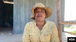 អ្នកស្រី រ៉េត ពៅ អាយុ៤៨ឆ្នាំ រស់នៅលើទំនប់ទឹក៩៤ ជិតអាកាសយានដ្ឋាន​ថ្មីក្នុងស្រុកកណ្តាលស្ទឹងខេត្តកណ្តាល ថ្ងៃទី៣ ខែមករា ឆ្នាំ២០២២។ (លាស់ លីបលីប/វីអូអេ)