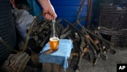 Miroslav Milošević sipa šljivovicu u selu Rozanci, na 20-tak kilometara od Beograda, 11. novembra 2022. 