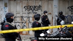 Polisi bersenjata berjaga usai ledakan di Polres yang menurut pihak berwenang diduga sebagai bom bunuh diri, di Bandung, Jawa Barat, 7 Desember 2022. (Photo: REUTERS/Willy Kurniawan)