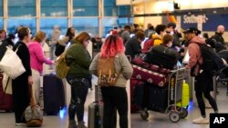 11일 미 연방항공청(FAA)이 전산 오류로 항공기 이륙을 전면 금지한 후 시카고 미드웨이 공항에서 여행객들이 운항 재개를 다리고 있다. (자료사진)