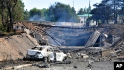 Un véhicule calciné à l'endroit où un camion-citerne a explosé sous un pont à Boksburg, à l'est de Johannesburg, le 24 décembre 2022.